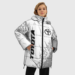 Куртка зимняя женская Toyota speed на светлом фоне со следами шин: надпи, цвет: 3D-черный — фото 2