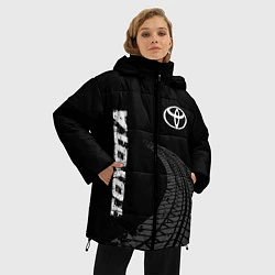 Куртка зимняя женская Toyota speed на темном фоне со следами шин: надпис, цвет: 3D-черный — фото 2
