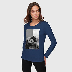 Лонгслив хлопковый женский Шаламе черно белое фото на фоне города, цвет: тёмно-синий — фото 2