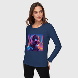 Лонгслив хлопковый женский Обезьяна в ярких неоновых наушниках, цвет: тёмно-синий — фото 2