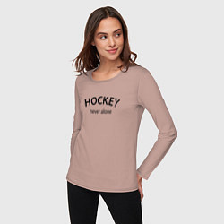 Лонгслив хлопковый женский Hockey never alone - motto, цвет: пыльно-розовый — фото 2