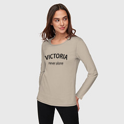 Лонгслив хлопковый женский Victoria never alone - motto, цвет: миндальный — фото 2