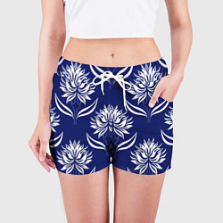 Шорты женские Абстрактные белые лотосы на синем - паттерн, цвет: 3D-принт — фото 2