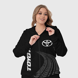 Женский 3D-костюм Toyota speed на темном фоне со следами шин: надпис, цвет: 3D-черный — фото 2