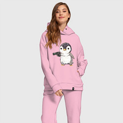 Женский костюм оверсайз Пингвин с пистолетом цвета светло-розовый — фото 2