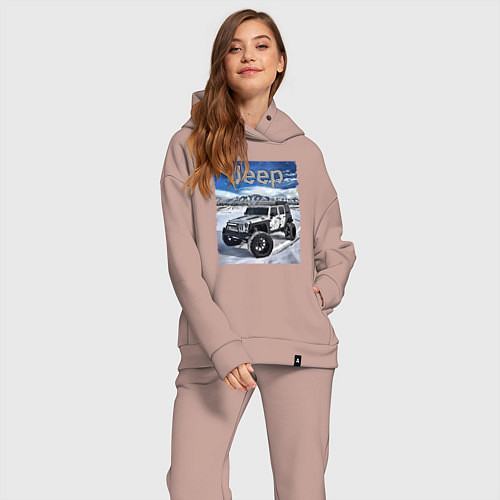 Женский костюм оверсайз Chrysler Jeep Wrangler в зимних горах / Пыльно-розовый – фото 2