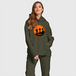 Женский костюм оверсайз Туристы идущие в гору, цвет: хаки — фото 2