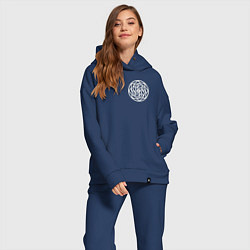 Женский костюм оверсайз Символ защиты здоровья здрабережень на груди, цвет: тёмно-синий — фото 2