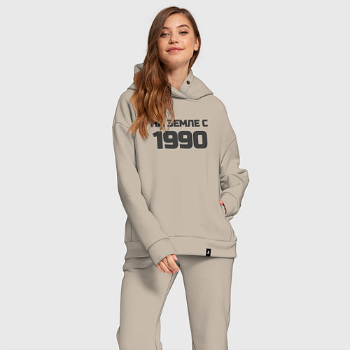 Женский костюм оверсайз Надпись: на земле с 1990 / Миндальный – фото 2