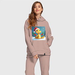 Женский костюм оверсайз Символ 2025 нового года змея в шаке Санты, цвет: пыльно-розовый — фото 2