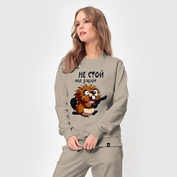 Костюм хлопковый женский Не стой над душой - бобр с пистолетом, цвет: миндальный — фото 2