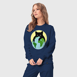 Костюм хлопковый женский Котик, обнимающий землю в космосе, цвет: тёмно-синий — фото 2