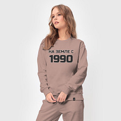 Костюм хлопковый женский Надпись: на земле с 1990, цвет: пыльно-розовый — фото 2