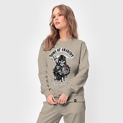 Костюм хлопковый женский Сыны анархии - logo, цвет: миндальный — фото 2