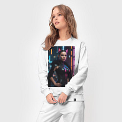 Костюм хлопковый женский Девушка с кошачьими ушами стоит на фоне небоскребо, цвет: белый — фото 2