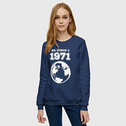 Свитшот хлопковый женский На Земле с 1971 с краской на темном, цвет: тёмно-синий — фото 2