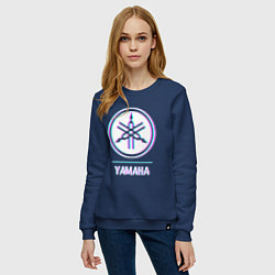 Свитшот хлопковый женский Значок Yamaha в стиле glitch, цвет: тёмно-синий — фото 2