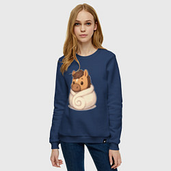 Свитшот хлопковый женский Лошадка укутанная в плед, цвет: тёмно-синий — фото 2
