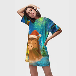 Футболка женская длинная Новогодняя лошадка жует елочные ветки, цвет: 3D-принт — фото 2