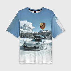 Женская футболка оверсайз Porsche on a mountain winter road