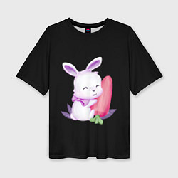 Женская футболка оверсайз Крольчонок с большой морковкой на чёрном фоне