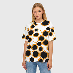 Футболка оверсайз женская Чёрно-жёлтые шестиугольники на белом фоне, цвет: 3D-принт — фото 2