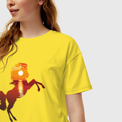 Футболка оверсайз женская Конь-закат, цвет: желтый — фото 2