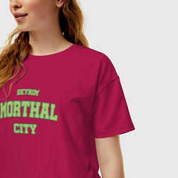 Футболка оверсайз женская SKYRIM - MORTHAL CITY, цвет: маджента — фото 2