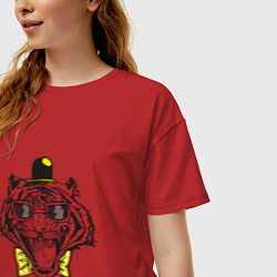Футболка оверсайз женская Смешной тигр в шапочке и в очках, цвет: красный — фото 2