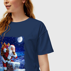 Футболка оверсайз женская Дед Мороз с подарками на крыше, цвет: тёмно-синий — фото 2