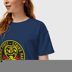 Футболка оверсайз женская Кобра Кай Большое Лого, цвет: тёмно-синий — фото 2