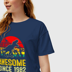 Футболка оверсайз женская Удивительный динозавр с 1982 года, цвет: тёмно-синий — фото 2