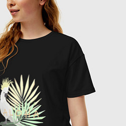 Футболка оверсайз женская Белый попугай с хохолком на фоне листьев пальмы, цвет: черный — фото 2
