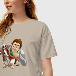 Футболка оверсайз женская Ветеринар лечит собачку бассет-хаунда, цвет: миндальный — фото 2