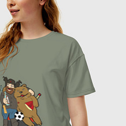 Футболка оверсайз женская Дед обнимает медведя, цвет: авокадо — фото 2