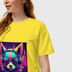 Футболка оверсайз женская Лис в очках на фоне неонового кибер-города, цвет: желтый — фото 2