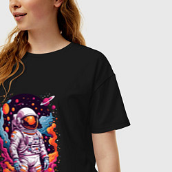 Футболка оверсайз женская Космонавт в открытом космосе среди планет, цвет: черный — фото 2