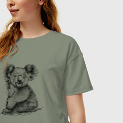 Футболка оверсайз женская Коала сидит на бревне, цвет: авокадо — фото 2