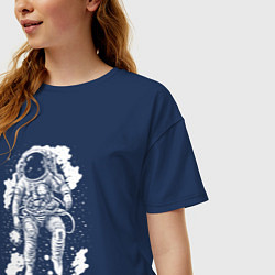 Футболка оверсайз женская Космонавт среди звезд, цвет: тёмно-синий — фото 2