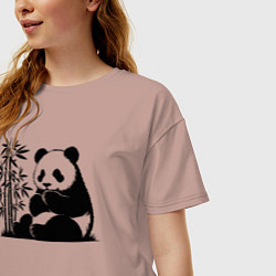 Футболка оверсайз женская Сидящая чёрная панда рядом с бамбуком, цвет: пыльно-розовый — фото 2