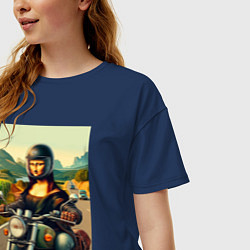 Футболка оверсайз женская Mona Lisa on a motorcycle - ai art, цвет: тёмно-синий — фото 2