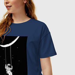 Футболка оверсайз женская Космонавт на качелях планета, цвет: тёмно-синий — фото 2