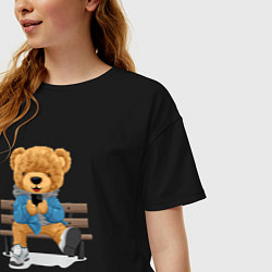 Футболка оверсайз женская Плюшевый медведь на скамейке, цвет: черный — фото 2