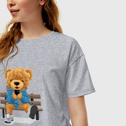 Футболка оверсайз женская Плюшевый медведь на скамейке, цвет: меланж — фото 2