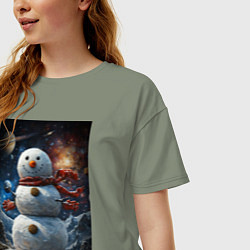Футболка оверсайз женская Снеговик в космосе, цвет: авокадо — фото 2