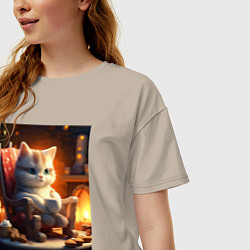 Футболка оверсайз женская Уютный кот у камина с чашкой какао, цвет: миндальный — фото 2
