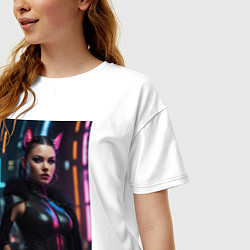 Футболка оверсайз женская Девушка с кошачьими ушами стоит на фоне небоскребо, цвет: белый — фото 2