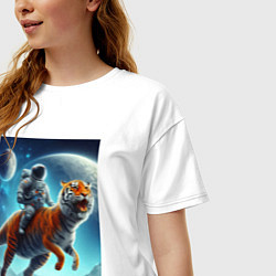 Футболка оверсайз женская Космонавт верхом на тигрозавре - затерянная планет, цвет: белый — фото 2