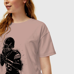 Футболка оверсайз женская Американский футболист черной краской, цвет: пыльно-розовый — фото 2