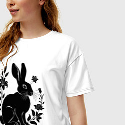 Футболка оверсайз женская Черный кролик среди роз, цвет: белый — фото 2